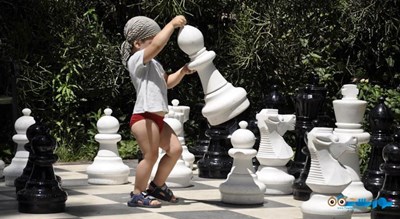 دکور شطرنج در فضای سبز هتل